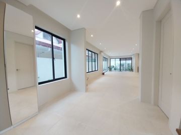 For Sale Semi-Furnished Elegant Single Detached House and Lot in BF Resort Village Las Piñas
