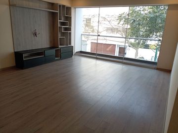 VENTA DE DEPARTAMENTO TRIPLEX, 3 DORMITORIOS, 3 BAÑOS, BALCON, PATIO INTERIOR