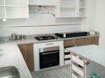 VENTA DE DEPARTAMENTO TRIPLEX, 3 DORMITORIOS, 3 BAÑOS, BALCON, PATIO INTERIOR