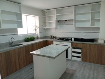 VENTA DE DEPARTAMENTO TRIPLEX, 3 DORMITORIOS, 3 BAÑOS, BALCON, PATIO INTERIOR