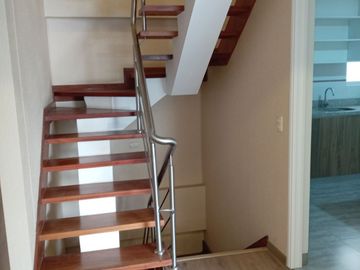 VENTA DE DEPARTAMENTO TRIPLEX, 3 DORMITORIOS, 3 BAÑOS, BALCON, PATIO INTERIOR
