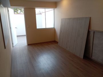 VENTA DE DEPARTAMENTO TRIPLEX, 3 DORMITORIOS, 3 BAÑOS, BALCON, PATIO INTERIOR