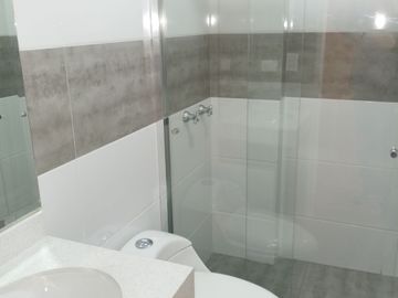 VENTA DE DEPARTAMENTO TRIPLEX, 3 DORMITORIOS, 3 BAÑOS, BALCON, PATIO INTERIOR