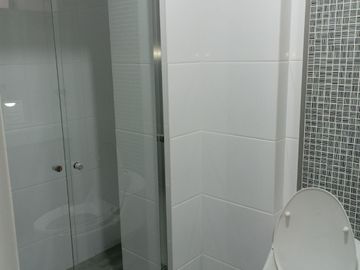 VENTA DE DEPARTAMENTO TRIPLEX, 3 DORMITORIOS, 3 BAÑOS, BALCON, PATIO INTERIOR