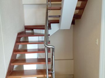 VENTA DE DEPARTAMENTO TRIPLEX, 3 DORMITORIOS, 3 BAÑOS, BALCON, PATIO INTERIOR