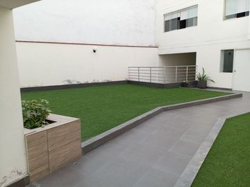 VENTA DE DEPARTAMENTO TRIPLEX, 3 DORMITORIOS, 3 BAÑOS, BALCON, PATIO INTERIOR