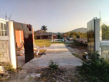 SE VENDE CASA SOLA CON ALBERCA Y AMPLIO JARDÍN