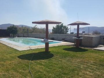 SE VENDE CASA SOLA CON ALBERCA Y AMPLIO JARDÍN