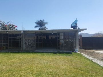 SE VENDE CASA SOLA CON ALBERCA Y AMPLIO JARDÍN