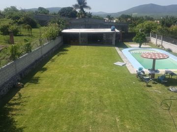 SE VENDE CASA SOLA CON ALBERCA Y AMPLIO JARDÍN