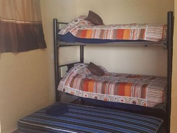 SE VENDE CASA SOLA CON ALBERCA Y AMPLIO JARDÍN