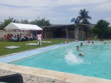 SE VENDE CASA SOLA CON ALBERCA Y AMPLIO JARDÍN