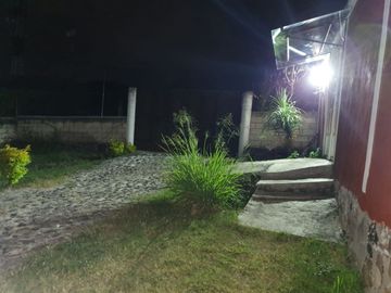 SE VENDE CASA SOLA CON ALBERCA Y AMPLIO JARDÍN
