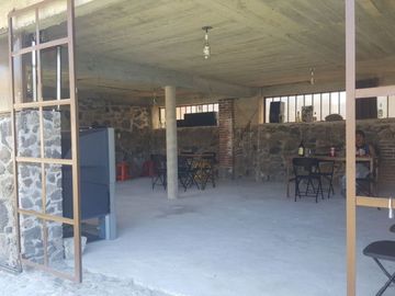 SE VENDE CASA SOLA CON ALBERCA Y AMPLIO JARDÍN