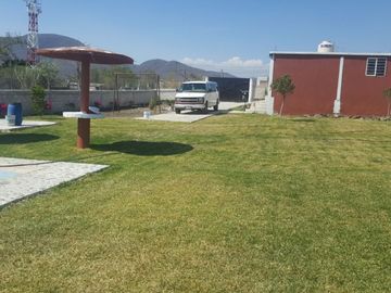 SE VENDE CASA SOLA CON ALBERCA Y AMPLIO JARDÍN