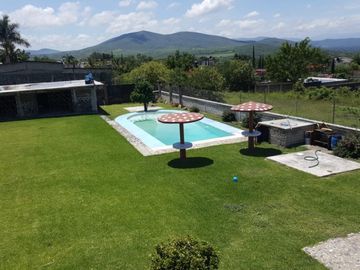 SE VENDE CASA SOLA CON ALBERCA Y AMPLIO JARDÍN