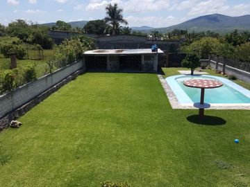 SE VENDE CASA SOLA CON ALBERCA Y AMPLIO JARDÍN