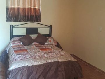 SE VENDE CASA SOLA CON ALBERCA Y AMPLIO JARDÍN