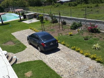 SE VENDE CASA SOLA CON ALBERCA Y AMPLIO JARDÍN