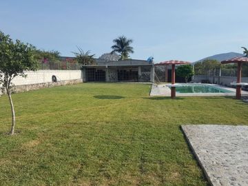 SE VENDE CASA SOLA CON ALBERCA Y AMPLIO JARDÍN