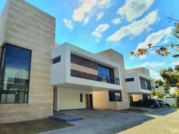 CASA EN VENTA DE REMATE BANCARIO EN CASA DEL BOSQUE, METEPEC, EDO. MEX.