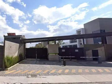 CASA EN VENTA DE REMATE BANCARIO EN CASA DEL BOSQUE, METEPEC, EDO. MEX.