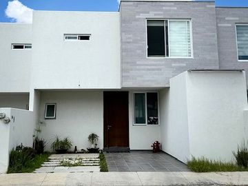 CASA AMPLIA EN VENTA EN COTO MAGNOLIA, RANCHO SANTA MONICA AGS