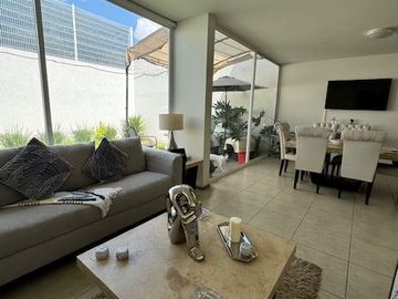CASA AMPLIA EN VENTA EN COTO MAGNOLIA, RANCHO SANTA MONICA AGS
