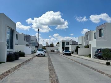 CASA AMPLIA EN VENTA EN COTO MAGNOLIA, RANCHO SANTA MONICA AGS