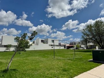 CASA AMPLIA EN VENTA EN COTO MAGNOLIA, RANCHO SANTA MONICA AGS