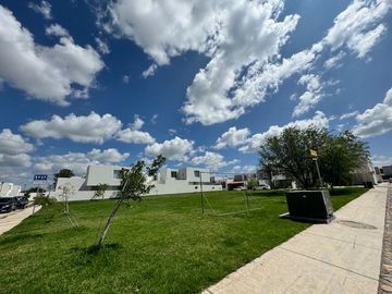 CASA AMPLIA EN VENTA EN COTO MAGNOLIA, RANCHO SANTA MONICA AGS