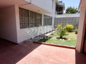 Casa independiente de venta en Monjas Jardín del Valle