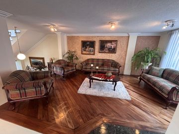 CASA con 318 m² de Terreno - CARLECEN - NORTE DE QUITO