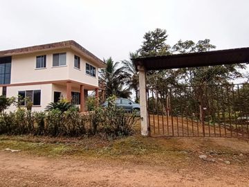VENDO CASA DE CAMPO CON AMPLIO TERRENO, EN CONJUNTO PRIVADO, PEDRO VICENTE MALDONADO