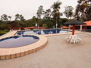 VENDO CASA DE CAMPO CON AMPLIO TERRENO, EN CONJUNTO PRIVADO, PEDRO VICENTE MALDONADO