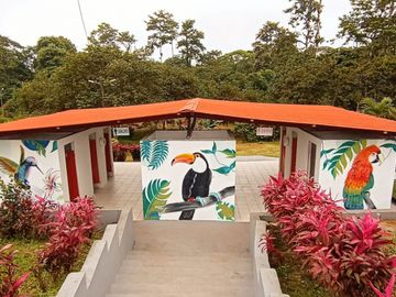 VENDO CASA DE CAMPO CON AMPLIO TERRENO, EN CONJUNTO PRIVADO, PEDRO VICENTE MALDONADO