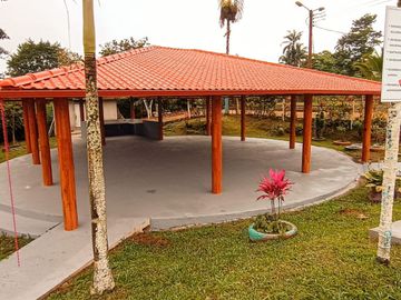 VENDO CASA DE CAMPO CON AMPLIO TERRENO, EN CONJUNTO PRIVADO, PEDRO VICENTE MALDONADO