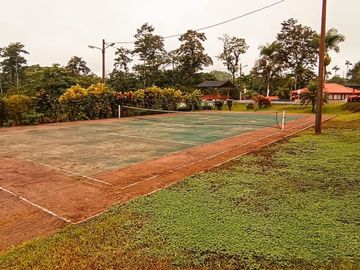 VENDO CASA DE CAMPO CON AMPLIO TERRENO, EN CONJUNTO PRIVADO, PEDRO VICENTE MALDONADO