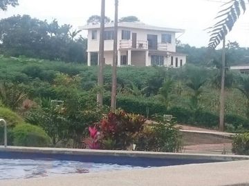 VENDO CASA DE CAMPO CON AMPLIO TERRENO, EN CONJUNTO PRIVADO, PEDRO VICENTE MALDONADO