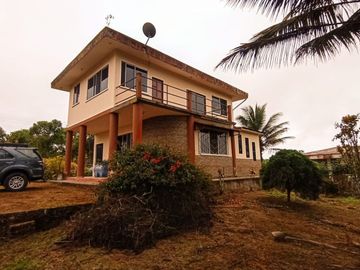 VENDO CASA DE CAMPO CON AMPLIO TERRENO, EN CONJUNTO PRIVADO, PEDRO VICENTE MALDONADO