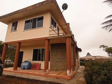 VENDO CASA DE CAMPO CON AMPLIO TERRENO, EN CONJUNTO PRIVADO, PEDRO VICENTE MALDONADO