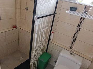 VENDO CASA DE CAMPO CON AMPLIO TERRENO, EN CONJUNTO PRIVADO, PEDRO VICENTE MALDONADO