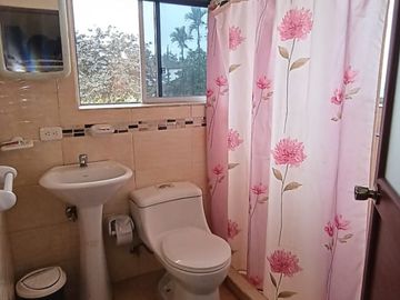 VENDO CASA DE CAMPO CON AMPLIO TERRENO, EN CONJUNTO PRIVADO, PEDRO VICENTE MALDONADO