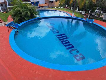 Venta De Casa En Condominio Con Jardín Y Alberca En Casa Blanca, Burgos, Temixco