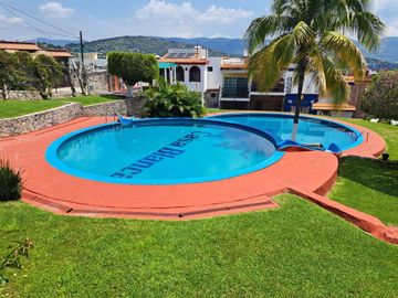 Venta De Casa En Condominio Con Jardín Y Alberca En Casa Blanca, Burgos, Temixco