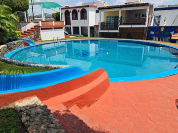 Venta De Casa En Condominio Con Jardín Y Alberca En Casa Blanca, Burgos, Temixco