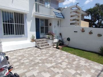 Venta De Casa En Condominio Con Jardín Y Alberca En Casa Blanca, Burgos, Temixco