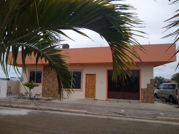 VENDO CASA DE PLAYA EN URBANIZACION PRIVADA, MIRADOR SAN JOSE, MANTA