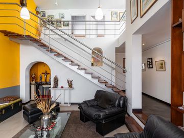 VENTA AMPLIA CASA CERCA A C.C. BULEVAR