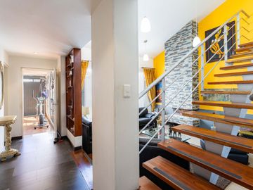 VENTA AMPLIA CASA CERCA A C.C. BULEVAR